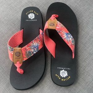NWoT- Yellowbox Flip Flops coral floral yellow mat